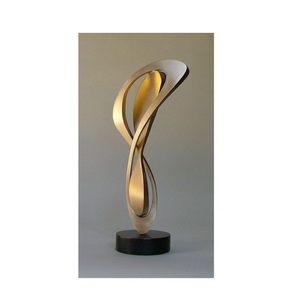 Sculpture abstraite moderne en bronze, motif infini, statue élégante en forme de boucle fluide pour la décoration de maisons de luxe et les salons contemporains - Product Image 1