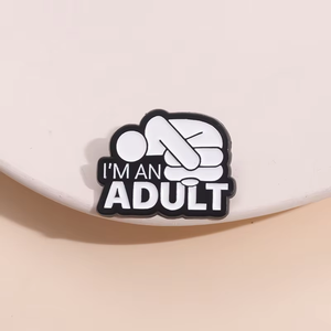 Spilla da Bavero Personalizzata a Forma di Lettera: Divertente e Creativa, Badge in Metallo con Scritta 'I Am an Adult' Personalizzabile - Product Image 3