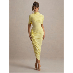 Este elegante vestido maxi presenta un sofisticado cuello alto con un estilo cruzado en la espalda. Vestido maxi blanco con drapeado cruzado en la parte delantera. - Product Image 5