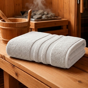 Toalla de Baño de Algodón Blanco Zero Twist, Suave y Absorbente, con Borde de Tres Rayas, Toalla de Baño Moderna para el Hogar, Hotel, Spa y Regalos - Product Image 1