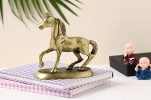 Figura Decorativa de Caballo en Metal con Acabado Dorado Antiguo, Escultura de Caballo Galopante con Detalles Grabados, Elegante Adorno Animal - Product Image 2