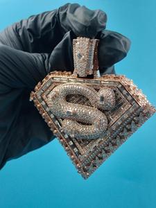 Pendentif personnalisé en or plaqué avec diamant taille émeraude 3D fantaisie de 2,5 pouces de large, design VVS1, pour fête hip-hop - Product Image 4