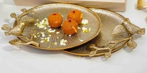 Plato de Servir Artesanal Ecológico con Textura Acanalada, Decorado con Rama Dorada y Adorno de Pájaro, Bandeja Decorativa para Nueces con Borde Metálico - Product Image 4