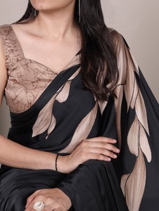 Elegante Saree de Seda Negra con Estampado Floral Beige, Impresión Digital, para Fiestas, Estilo India/Pakistán, Largo hasta el Suelo, para Mujer - Product Image 4