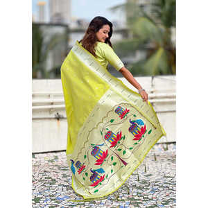 ผ้าไหมพิธานีลายดอกบัวและนกยูงสีเขียวประดับด้วยดิ้นทอง ผลิตโดย Elite Weaves ผู้ผลิตเสื้อผ้าอินเดียและปากีสถาน - Product Image 4