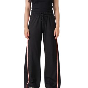 Pantalon de survêtement noir pour femme à jambes larges avec bandes latérales blanches, taille élastique, décontracté, vêtements de sport, fournisseur de vêtements personnalisés en gros - Product Image 3