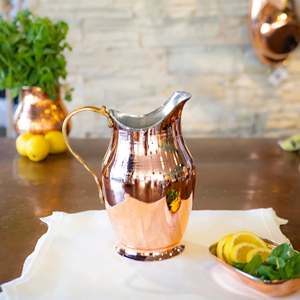 Pichet vintage en cuivre avec bec verseur et poignée en acier inoxydable pour boissons, idéal pour les fêtes, design métallique durable - Product Image 1