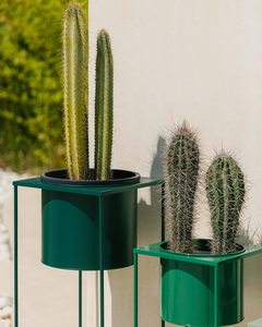 Ensemble moderne de trois supports de plantes en métal vert sarcelle et vert menthe avec pots cylindriques, supports de plantes géométriques en fer - Product Image 3