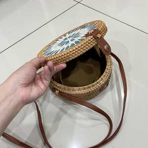 Bolso de Mano de Ratán con Incrustaciones de Madreperla de Lujo, Hecho a Mano, con Mosaico de Conchas Iridiscentes, Tejido, para Vacaciones, Eventos Nocturnos y Regalos Elegantes - Product Image 5