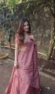 Ensemble Lehenga en Soie Tissée avec Perles, Modèle Noor, Broderie de Perles Elara Luxe, Longueur Ras du Sol, Tenue de Mariage et de Soirée - Product Image 3