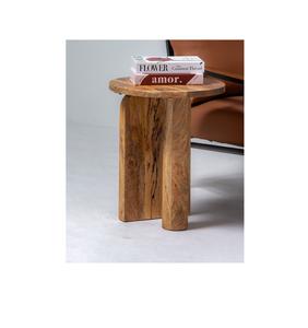 Table d'appoint en bois élégante qui rehausse l'harmonie de la pièce grâce à sa finition douce, son ton naturel et sa structure stable - Product Image 1