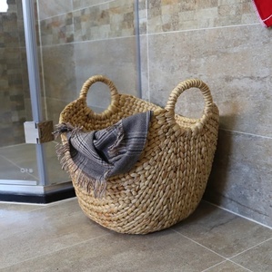 Panier à linge ovale en jacinthe d'eau naturelle tissé à la main au Vietnam avec poignée pour un usage domestique - Product Image 3