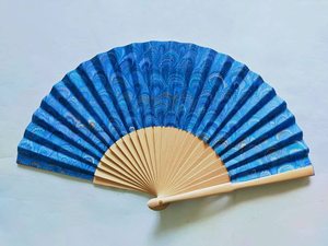 Éventail pliant en bois fait main avec motif de plumes de paon, forme naturelle, objet décoratif de collection - Product Image 2