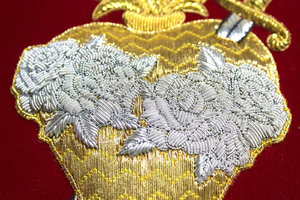 Écussons brodés personnalisés de qualité supérieure fabriqués en usine, forme fleur, en toile, style 3D thermocollant - MOQ 1-100, prix raisonnable - Product Image 3