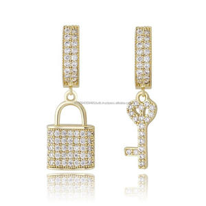 Pendientes de Plata de Ley 925 con Moissanita y Diamantes en Forma de Candado y Llave al por Mayor para Minoristas y Revendedores de Joyería - Product Image 1