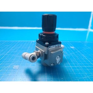 Régulateur de pression pneumatique SMC AR20-02H, utilisé comme pièce détachée pour équipement semi-conducteur d'occasion - Product Image 5