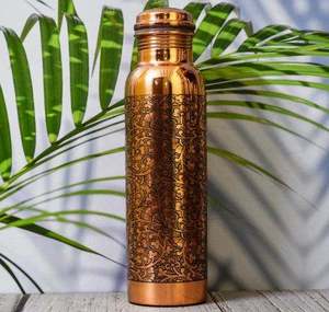 Botella de Agua de Cobre Grabada con Láser, Grabado Floral Intrincado, Botella Reutilizable para Beber, para Viajes, Oficina, Cocina, Hidratación - Product Image 1