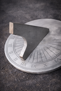 Boussole solaire d'extérieur en métal |   Horloge de jardin vintage à peindre soi-même |   Décoration paysagère patrimoniale - Product Image 2