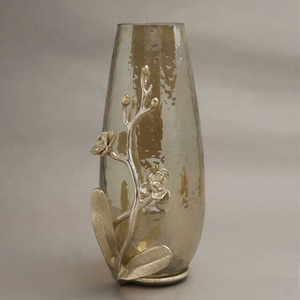 Centre de table de luxe élégant en fer doré et aluminium, fait main, avec vase à fleurs en fer, aluminium et verre, pour mariages et décoration de table de style côtier - Product Image 2