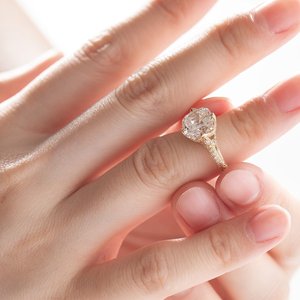Bague de luxe en or 14 carats avec diamant de laboratoire de 3 carats de style ancien, sertie de diamants de laboratoire ronds de haute qualité et d'accentuations latérales à griffes - Product Image 2