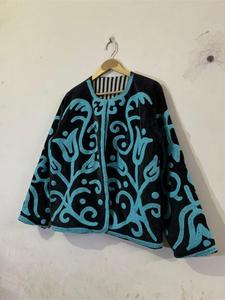 Elegante Chaqueta Suzani de Terciopelo de Algodón Negro con Bordado Floral Turquesa, Manga Larga, Cuello Redondo, Abrigo de Invierno, Ropa de Diseñador para Mujer - Product Image 2
