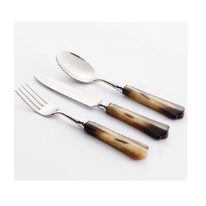 Elegante Juego de Cubiertos de Acero Inoxidable de 4 Piezas con Diseño de Rayas y Acabado Pulido Espejo, con Mangos de Cuerno para Utensilios de Cocina - Product Image 5