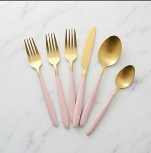 Ensemble de couverts plaqués or avec poignées roses, finition mate, lavable au lave-vaisselle, style glamour, pour mariage - Product Image 1
