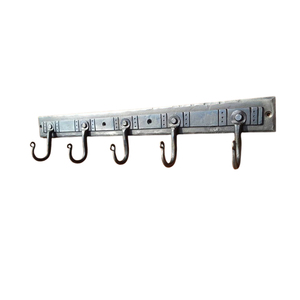 Barra de Ganchos de Pared de Hierro Forjado Resistente, con 5 Ganchos, Estilo Industrial Vintage, para Colgar Llaves y Toallas en la Entrada - Product Image 1