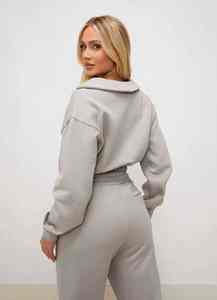 ชุดวอร์มผ้าฝ้ายสีเทาโดฟแบบครอป ทรงฟันเฟือง พร้อมฮู้ดและกางเกงจ็อกเกอร์ 2 ชิ้น สำหรับผู้หญิง คุณภาพสูง ขอบแขนและชายเสื้อยืดแบบยืดหยุ่น - Product Image 2