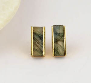Boucles d'oreilles minimalistes en alliage métallique avec barre en labradorite – Incrustation rectangulaire de pierre précieuse sertie clos – Bijoux délicats pour usage quotidien - Product Image 2
