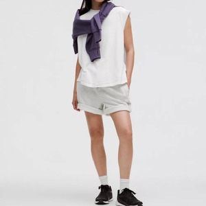 Camiseta sin mangas de cuello redondo blanca para mujer, minimalista, de punto, color liso, longitud regular, 100% algodón - Product Image 4