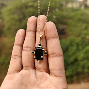 Collier pendentif pour femme en onyx noir serti de pierres fines avec accent de micro-cz noirs, chaîne en laiton plaqué or 18 carats - Product Image 3