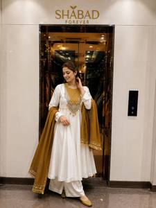 Costume Anarkali en soie blanche pour femmes avec broderie dorée et dupatta, tenue ethnique traditionnelle longue jusqu'au sol, style Inde Pakistan - Product Image 2