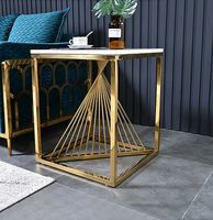 Table d'appoint carrée de luxe en acier au design personnalisé avec plateau en marbre moderne et finition dorée pour salons/salles de séjour