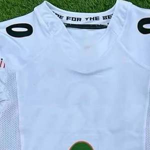 Uniforme de football américain imprimé par sublimation sur toute la surface avec tissu extensible quadridirectionnel, col en V, manches courtes, rembourré - Product Image 4