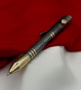 Bolígrafo de acero de Damasco hecho a mano con detalles en latón con cortapelos de bolsillo, regalo de jubilación, bolígrafo personalizado, regalo de padrino - Product Image 5