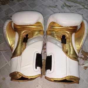นวมชกมวย Fairtex สีขาวทอง หนังแท้ สำหรับฝึกซ้อม มวยไทย คิกบ็อกซิ่ง MMA พร้อมสายรัดข้อมือ สำหรับผู้ใหญ่ ขนาด 10 ออนซ์ น้ำหนักเบา ระบายอากาศได้ดี - Product Image 4