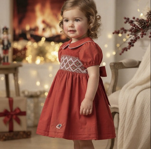 Robe en coton rouge pour filles avec col rond, motif brodé, manches bouffantes, style mini robe de bal, boutons, design mignon pour le printemps - Product Image 4