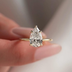 แหวนหมั้นเพชรโมอิสซาไนต์ทรงลูกแพร์ ทองคำแท้ 14k สีเหลือง แหวนสัญญา แหวนแต่งงานสำหรับผู้หญิง - Product Image 1