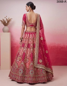 Lehenga Choli de créateur lourd et élégant pour mariée, en soie Gadhwal Banarasi, avec broderies à la main en miroir, Gotta Patti, Dabki doré et motifs en relief, tenue de mariage pour femme - Product Image 5