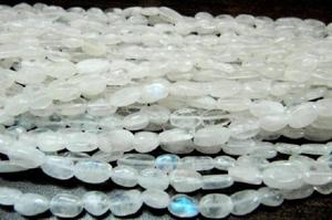 Perles de pierre de lune arc-en-ciel naturelles blanches et bleues chatoyantes de 4 mm - Product Image 3