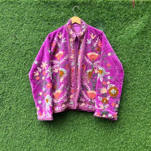 เสื้อแจ็คเก็ตกำมะหยี่สีม่วงแดงสไตล์วินเทจสำหรับผู้หญิง ปักลายดอกไม้ด้วยมือ คอจีน แขนยาว สไตล์โบฮีเมียน ซูซานี เสื้อคลุมสั้น - Product Image 1