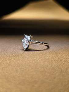 Anillo único con pavé de moissanita talla trillón y esmeralda, plata 925 original, joyería para ella para ocasiones de boda, aniversario o fiesta. - Product Image 3
