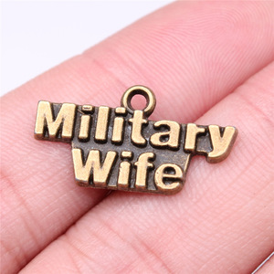 Colgante de Placa con la Inscripción '<span class=keywords><strong>Military</strong></span> Wife' de Aleación de Zinc Multicolor, 24x13mm, 1.8g, para Fabricación de Joyería DIY - Product Image 3