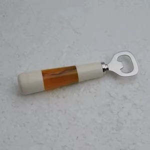 Ouvre-bouteille manuel portable transparent en acier inoxydable avec poignée blanche, design en forme de clé - Product Image 4
