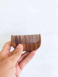 Peigne à cheveux artisanal en bois naturel, finition lisse, design durable, accessoire de toilettage, Orion artisanal, vente en gros - Product Image 2