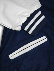 แจ็คเก็ตวาร์ซิตี้สีกรมท่าแบบยูนิเซ็กซ์ ปี 2025 ตัวเสื้อสีพื้น แขนผ้าแคนวาสสีขาว สไตล์สปอร์ตเบสบอล ทรงบอมเบอร์ แต่งแพทช์เวิร์ค มีฮู้ด - Product Image 2