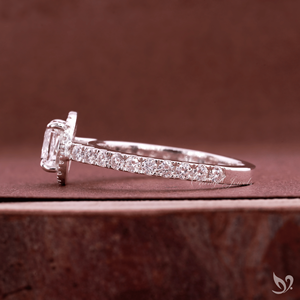 Anillo de compromiso de oro blanco de 10K con halo de diamantes cultivados en laboratorio de corte cojín de 1 quilate, certificado IGI, con banda pavé - Product Image 3