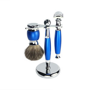 Ensemble de rasage haut de gamme Fine House avec lames à double tranchant, rasoir en poils de blaireau, manche en métal et brosse à raser - Product Image 1