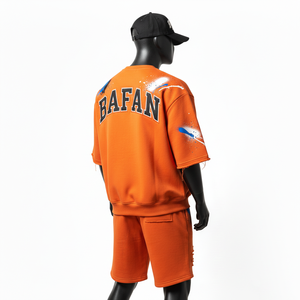 Ensemble sweat-shirt et short en molleton de coton premium pour homme, tissu brossé doux, impression sérigraphique orange, logo personnalisé. - Product Image 5